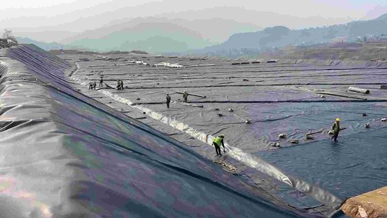 Προσαρμοσμένη HDPE ομαλή γεωμεμβράνη για επεξεργασία υδάτων χωματερή, εξόρυξη και μεγαλύτερη διάρκεια ζωής