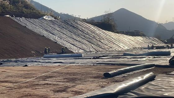 Προσαρμοσμένη HDPE ομαλή γεωμεμβράνη για επεξεργασία υδάτων χωματερή, εξόρυξη και μεγαλύτερη διάρκεια ζωής