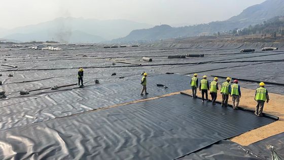 Προσαρμοσμένη HDPE ομαλή γεωμεμβράνη για επεξεργασία υδάτων χωματερή, εξόρυξη και μεγαλύτερη διάρκεια ζωής