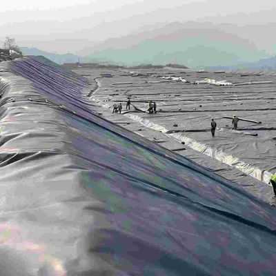Περιβαλλοντικό Πρόγραμμα HDPE ομαλή γεωμεμβράνη ανθεκτική σε οξέα και αλκαλία 700% επιμήκυνση κατά το σπάσιμο 0,3 mm 3,0 mm πάχος