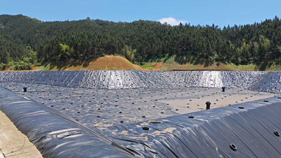Εξαιρετική χημική αντοχή HDPE γεωμεμβράνη για εγκατάσταση ζεστής συγκόλλησης σφήνας σε έργα λίμνης ρύθμισης λάμψης