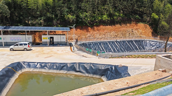Εξαιρετική χημική αντοχή HDPE γεωμεμβράνη για εγκατάσταση ζεστής συγκόλλησης σφήνας σε έργα λίμνης ρύθμισης λάμψης