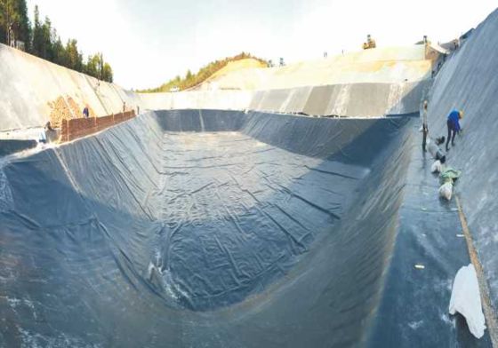2.0mm πάχος LDPE ομαλή γεωμεμβράνη με 700% επιμήκυνση κατά το σπάσιμο και εξαιρετική αντοχή στα UV για έργα δεξαμενών